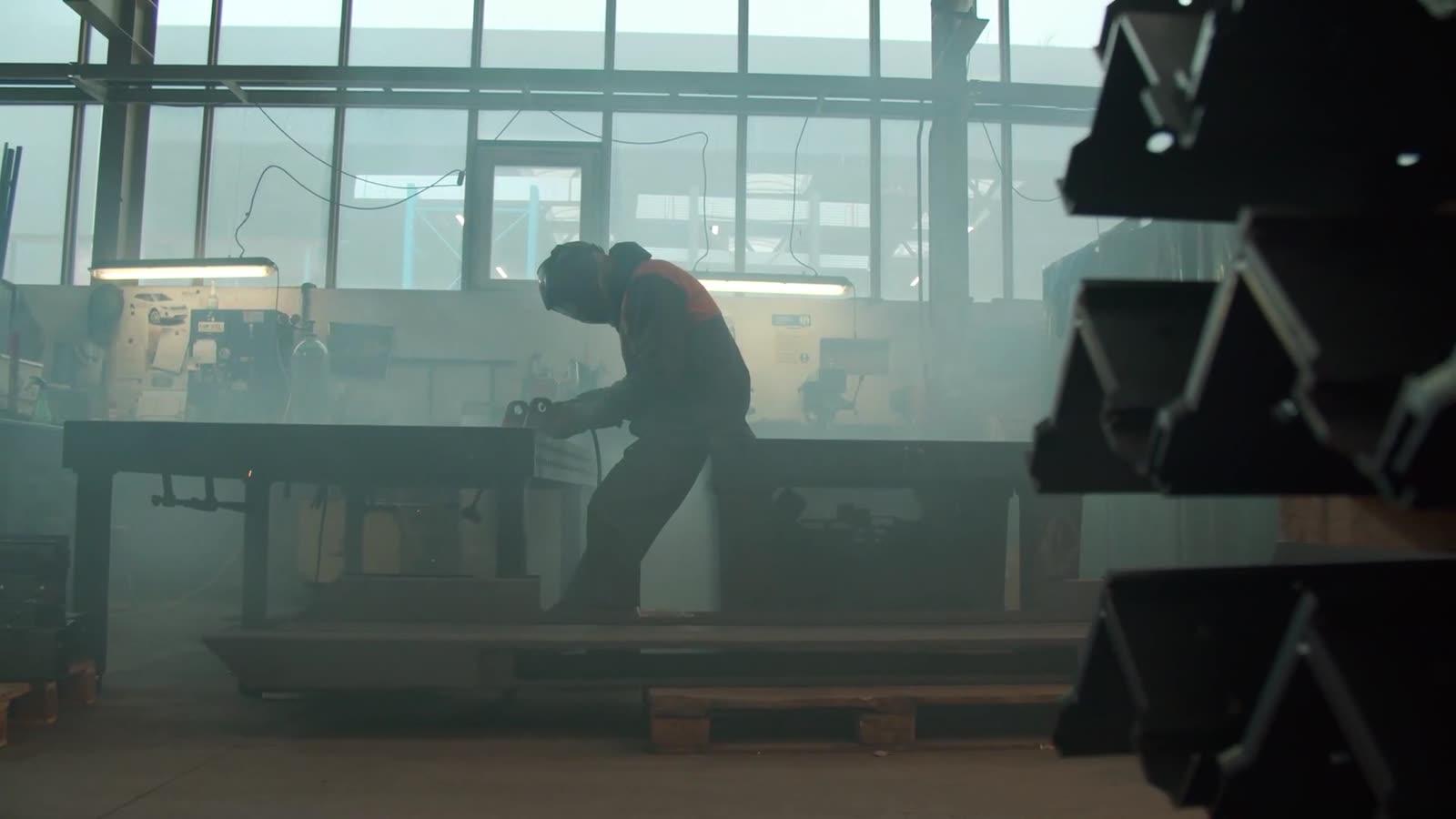 Soudeur au travail dans un atelier de construction métallique